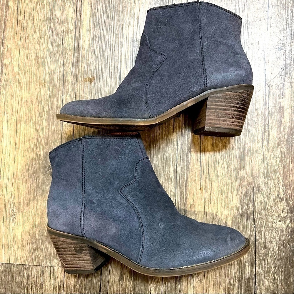 Lucky Brand Baley Suede Navy Blue Ankle Boot Chunky Heel Holiday Winter Cold 6